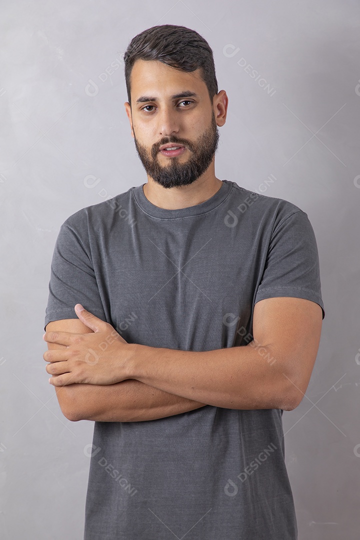 Homem jovem garoto sobre fundo isolado cinza