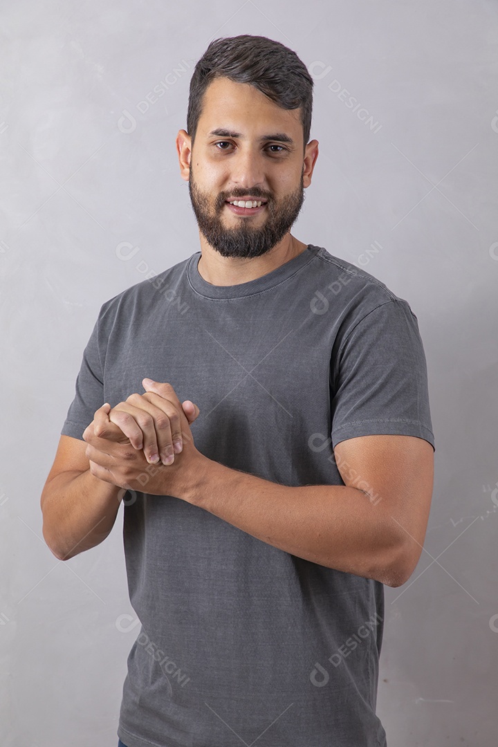 Homem jovem garoto sobre fundo cinza amarelo