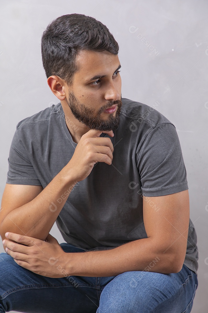 Homem jovem garoto sobre fundo isolado cinza