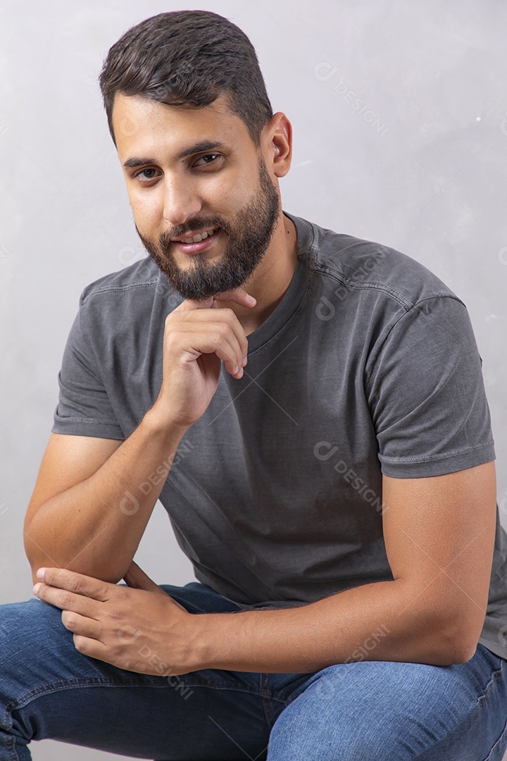 Homem jovem garoto sobre fundo isolado cinza