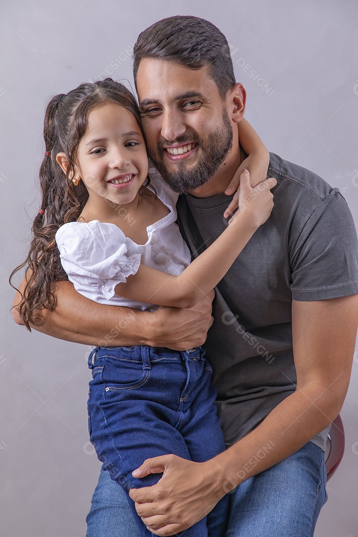 Pai jovem Homem brincando com sua filha sobre fundo cinza