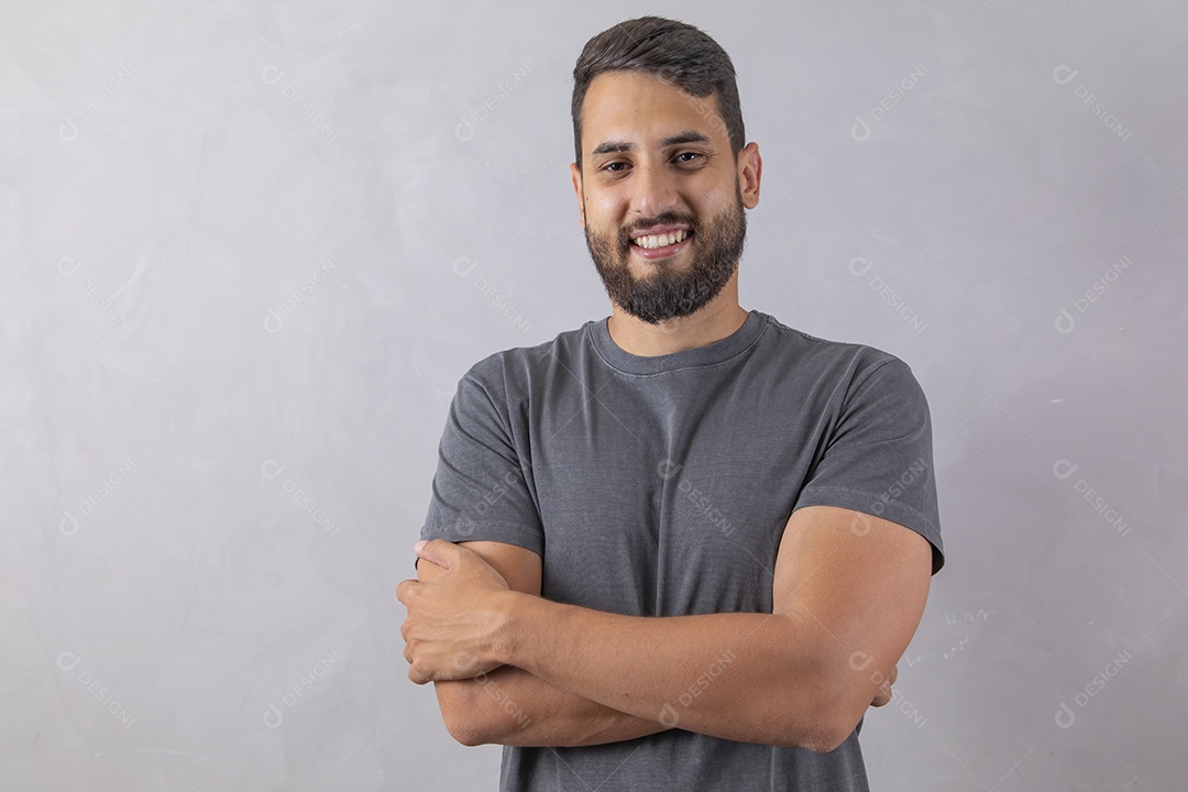 Homem jovem garoto sobre fundo isolado cinza