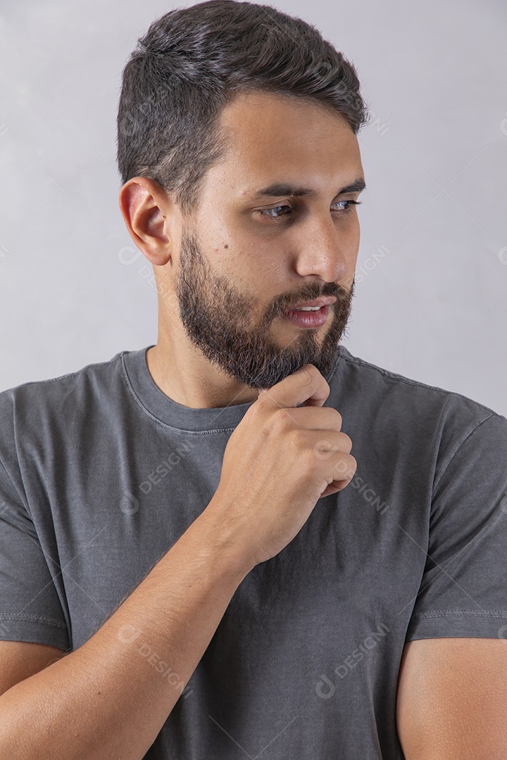 Homem jovem garoto sobre fundo isolado cinza