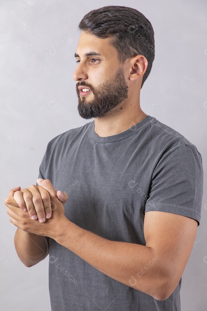 Homem jovem garoto sobre fundo isolado cinza