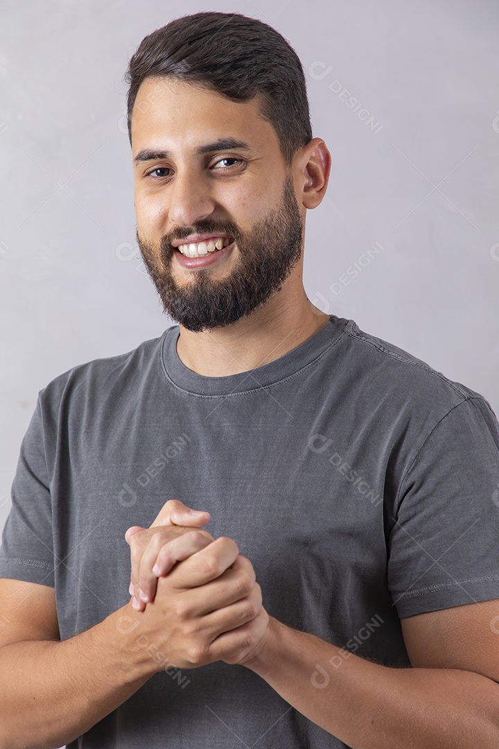 Homem jovem garoto sobre fundo isolado cinza