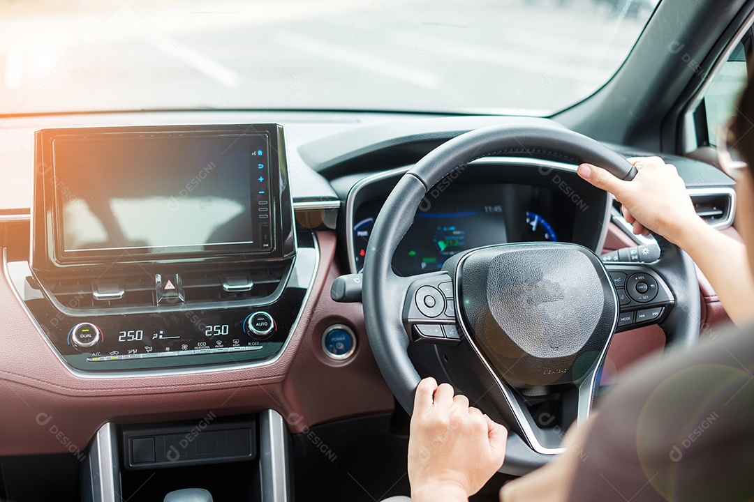 motorista de mulher dirigindo um carro na estrada, volante controlando a mão no automóvel elétrico moderno. Conceitos de transporte de viagem, viagem e segurança
