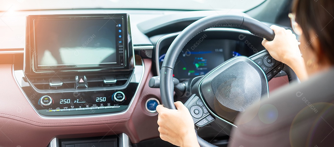 motorista de mulher dirigindo um carro na estrada, volante controlando a mão no automóvel elétrico moderno. Conceitos de transporte de viagem, viagem e segurança