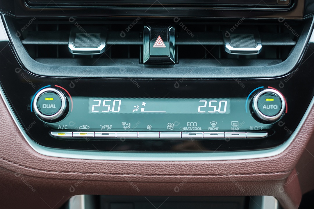 temperatura o ar que flui durante a condução do carro na estrada, sistema de refrigeração do ar condicionado dentro do carro. Ajuste, temperatura e conceito de transporte