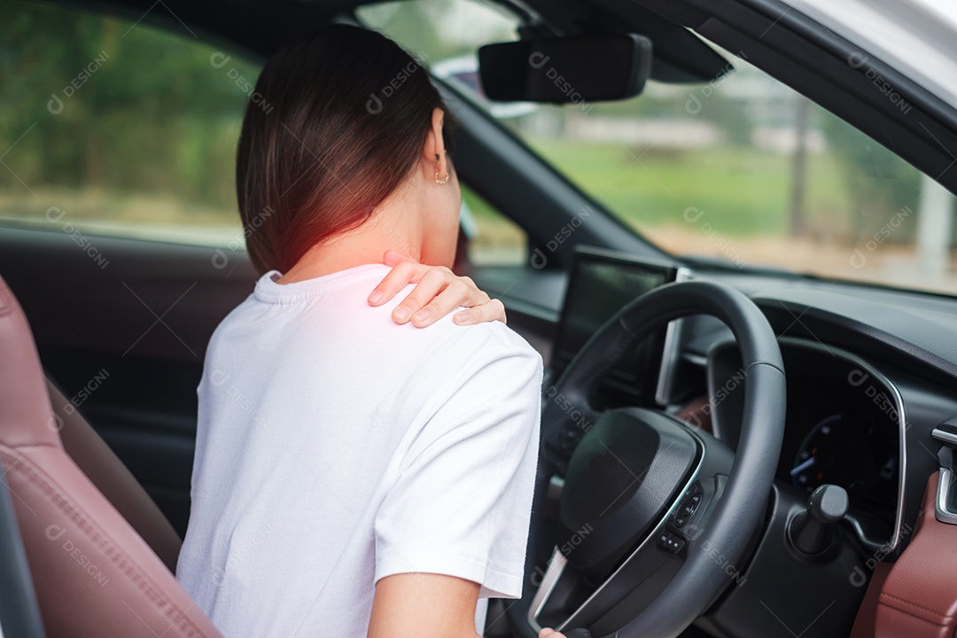 mulher sentindo estresse e raiva durante muito tempo de carro. Menina asiática cansada e fadiga com parada de dor de cabeça