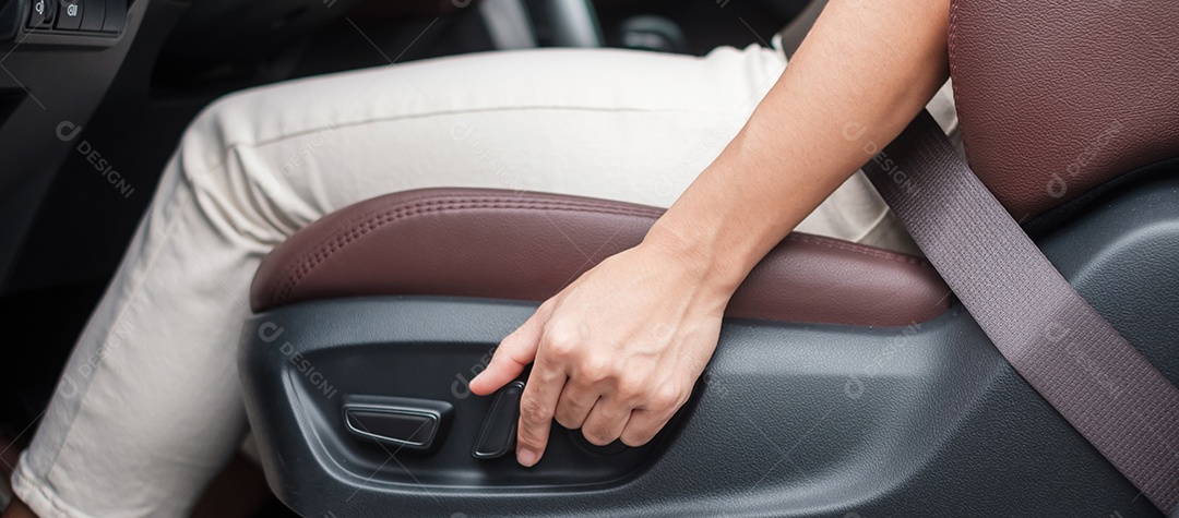 Ajuste manualmente o assento do carro antes de dirigir na estrada. Conceito de transporte ergonômico e seguro