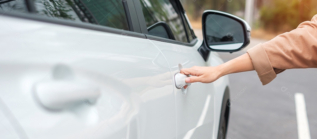 Mão segurando a alça do carro inteligente e abrindo uma porta. Conceito de transporte, viagens, serviço e aluguel de carros