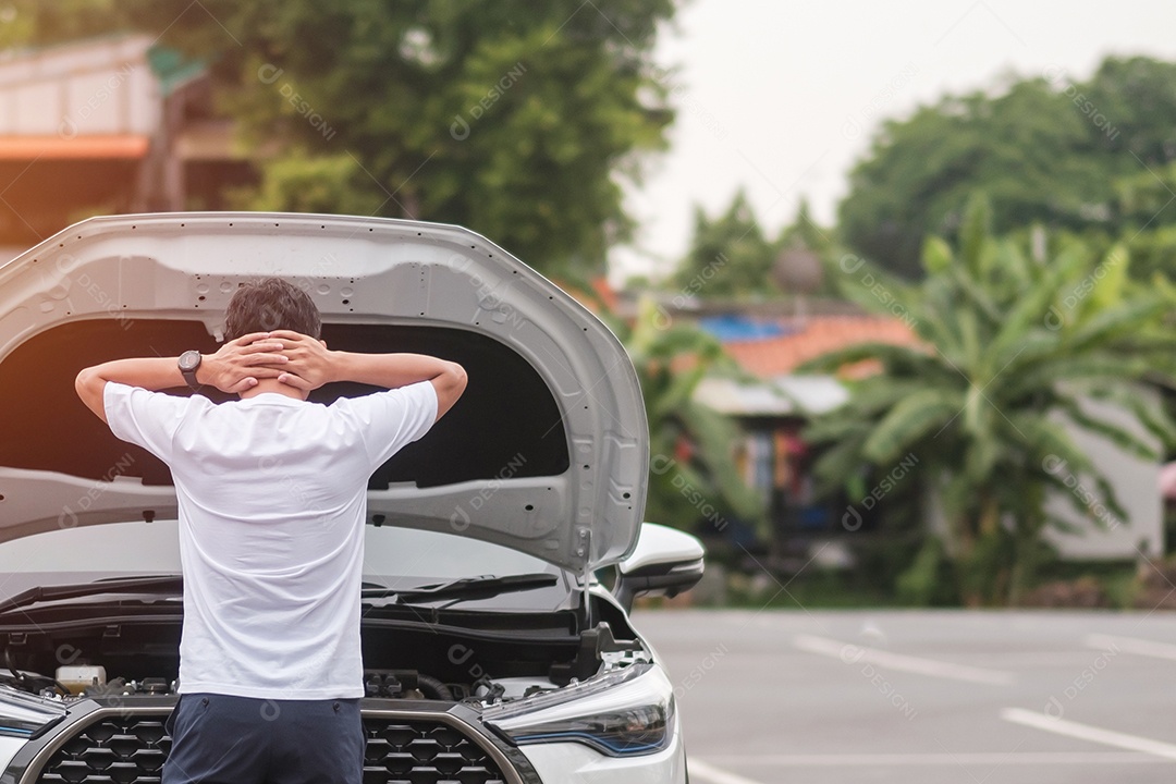 motorista de homem parado perto de um carro com problema. Avaria ou carro quebrado na estrada. Seguro de veículo, conceito de manutenção e serviço