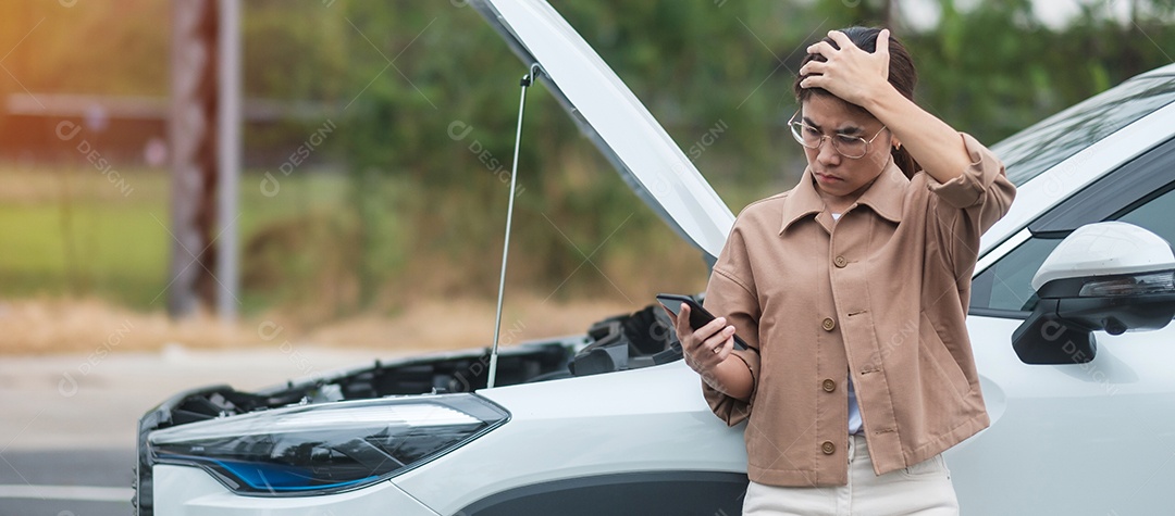 motorista de mulher usando telefone celular durante o carro com problema. Avaria ou carro quebrado na estrada. Seguro de veículo, conceito de manutenção e serviço