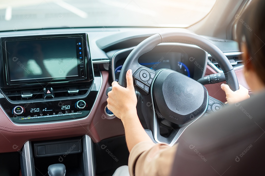 motorista de mulher dirigindo um carro na estrada, volante controlando a mão no automóvel elétrico moderno. Conceitos de transporte de viagem, viagem e segurança