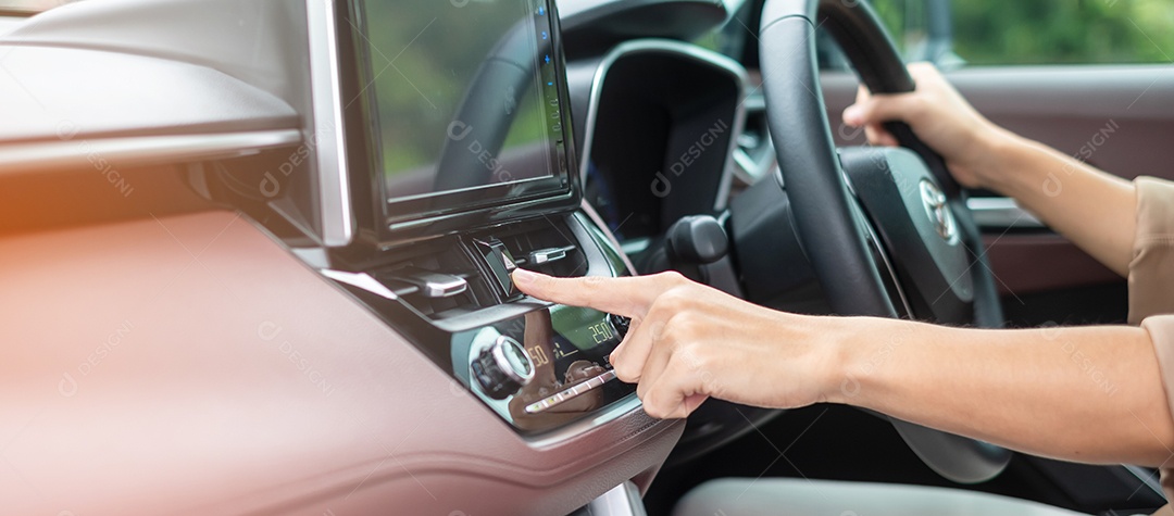 mulher motorista stick shift transmissão uma engrenagem do carro, volante controlando a mão durante o movimento do veículo. Conceitos de transporte de viagem, viagem e segurança