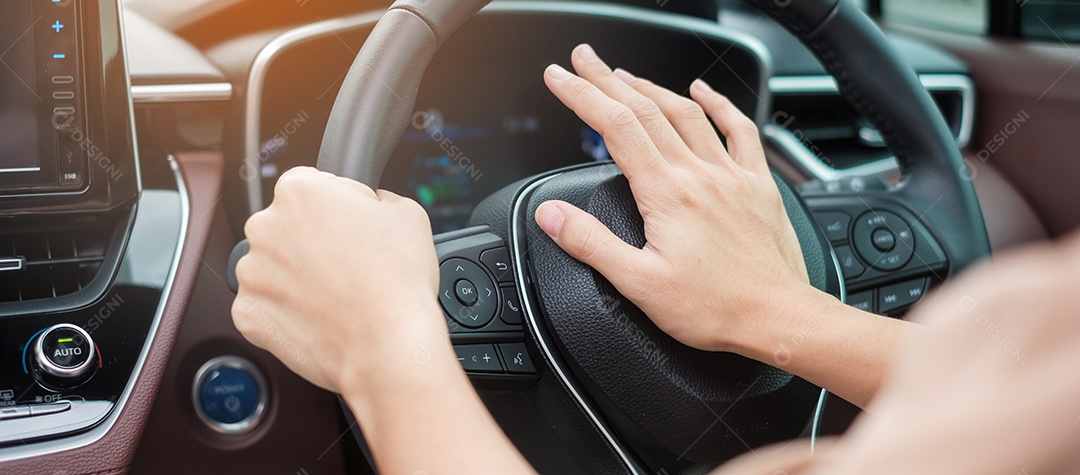 Ajuste manualmente o assento do carro antes de dirigir na estrada. Conceito de transporte ergonômico e seguro