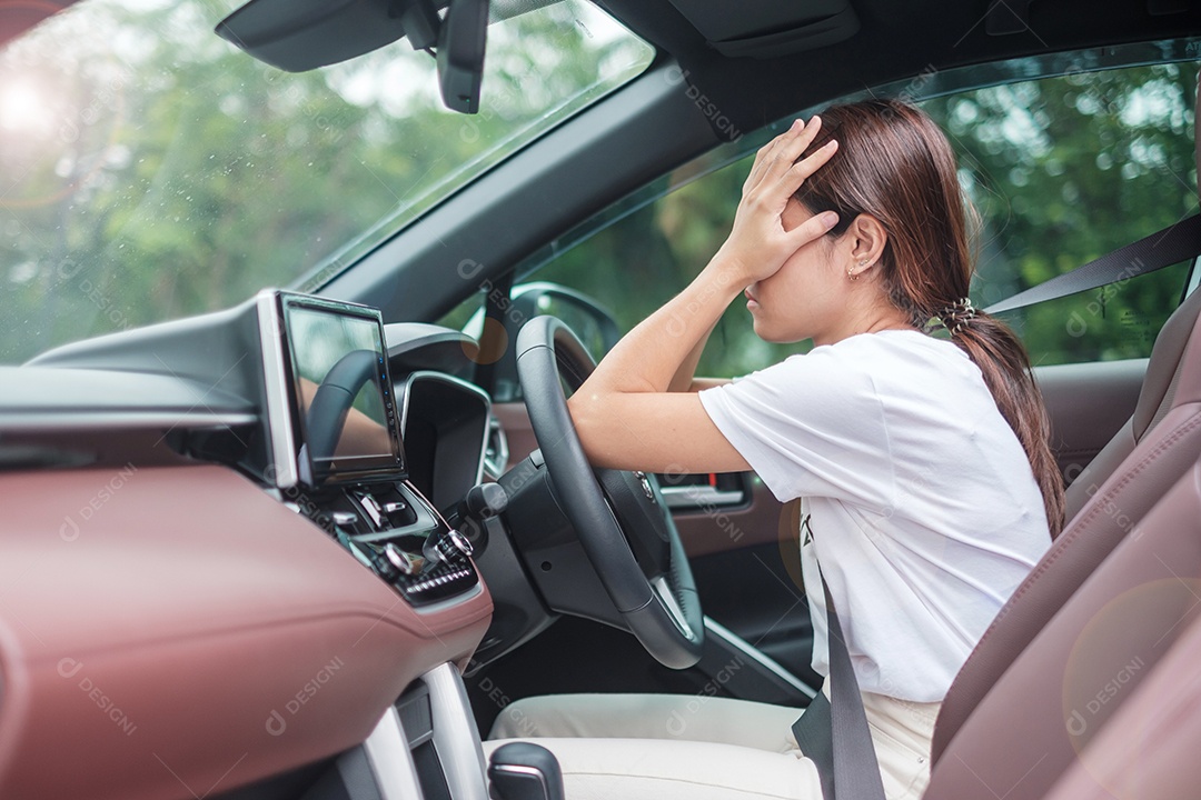 mulher sentindo estresse e raiva durante muito tempo de carro. Menina asiática cansada e fadiga com parada de dor de cabeça