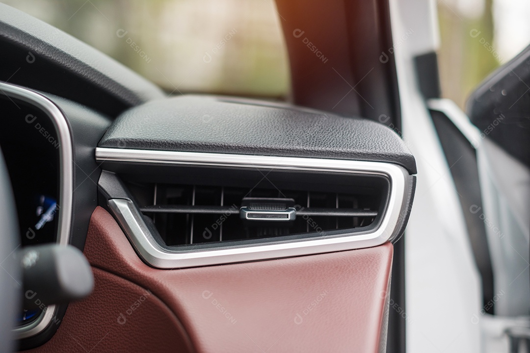 sistema de refrigeração do ar condicionado dentro do carro. Ajuste, temperatura e conceito de transporte