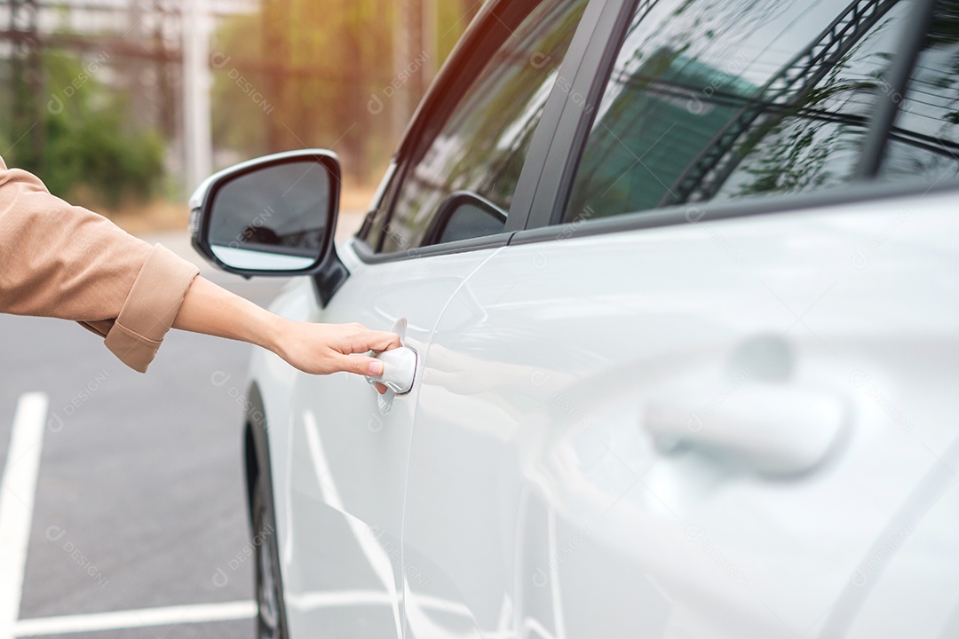 Mão segurando a alça do carro inteligente e abrindo uma porta. Conceito de transporte, viagens, serviço e aluguel de carros
