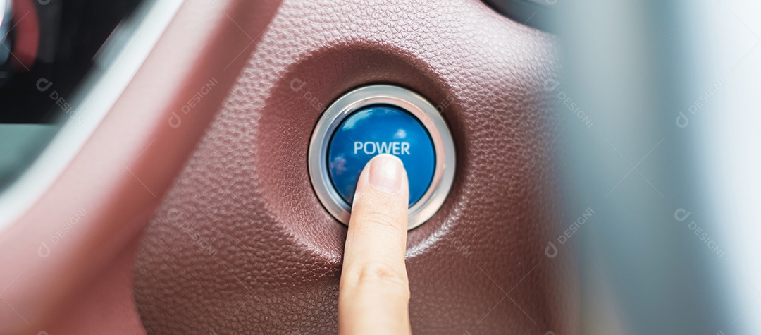 Pressione com o dedo o botão de ignição do carro ou o motor START dentro do automóvel elétrico moderno. Sem chave, mudança, estratégia, visão, inovação e conceito futuro