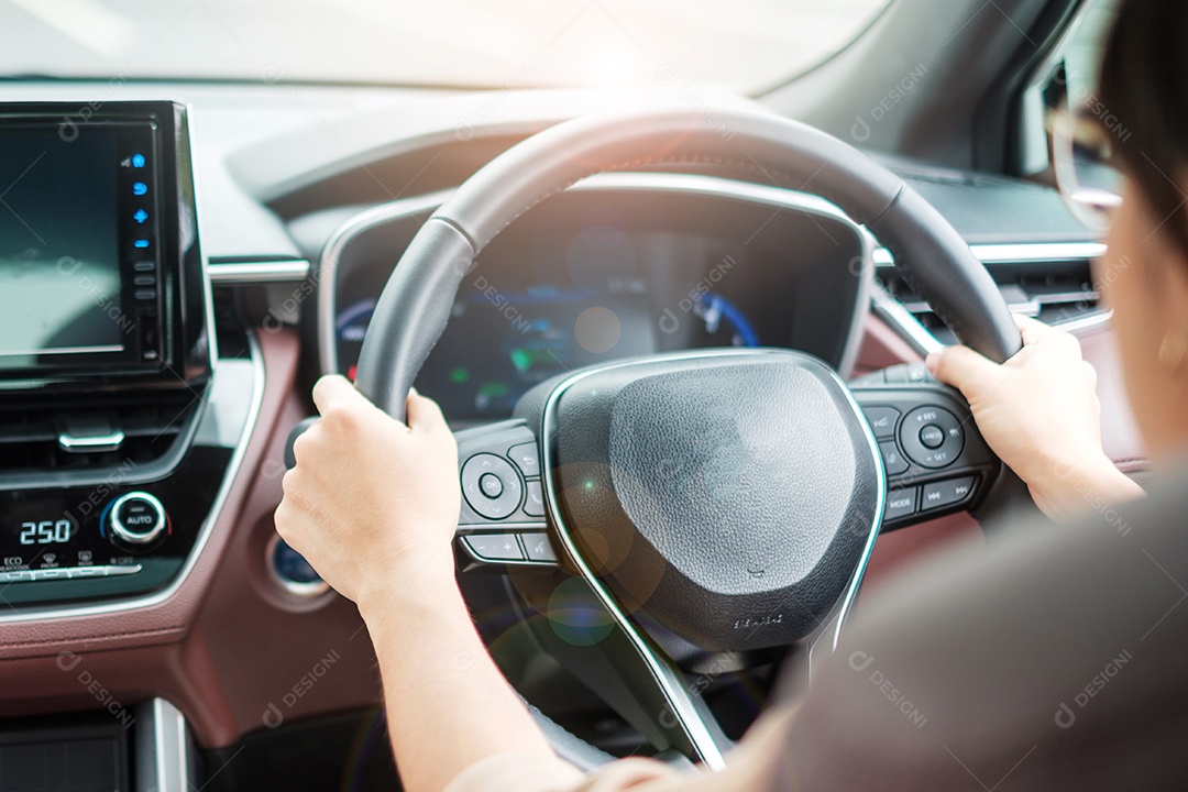 motorista de mulher dirigindo um carro na estrada, volante controlando a mão no automóvel elétrico moderno. Conceitos de transporte de viagem, viagem e segurança