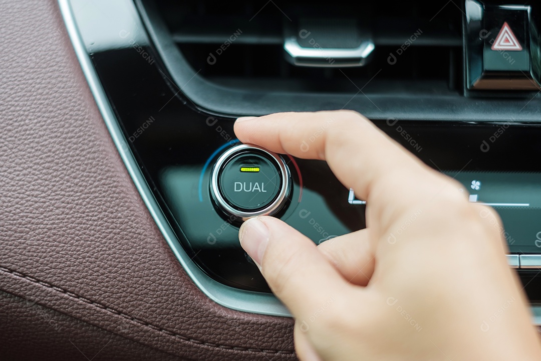 Mão de mulher ajustando a temperatura do ar que flui durante a condução do carro na estrada, sistema de refrigeração do ar condicionado