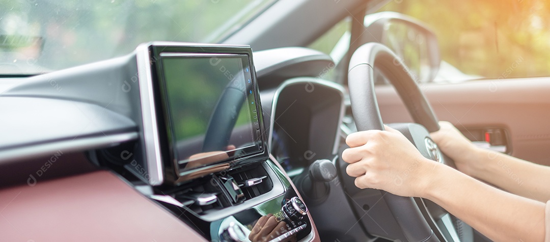 motorista de mulher dirigindo um carro na estrada, volante controlando a mão no automóvel elétrico moderno. Conceitos de transporte de viagem, viagem e segurança