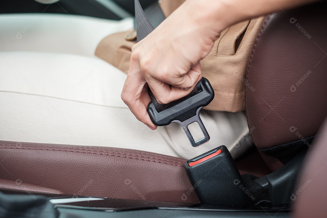 motorista de mulher apertando o cinto de segurança durante a sessão dentro de um carro e dirigindo na estrada. conceito de segurança, viagem, viagem e transporte