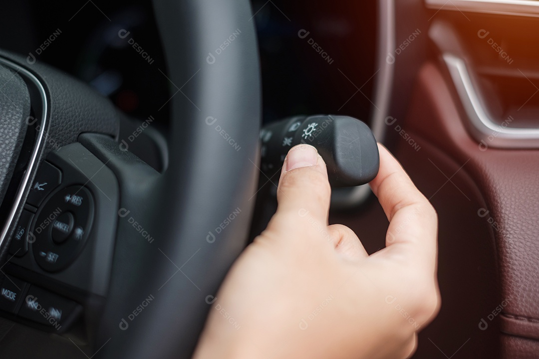 mão ligue o interruptor de luz dentro do carro. Conceito de transporte de segurança