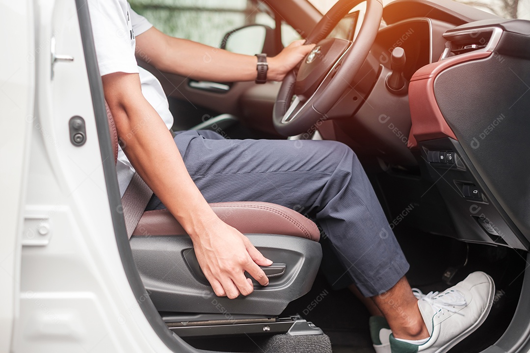 Ajuste manualmente o assento do carro antes de dirigir na estrada. Conceito de transporte ergonômico e seguro