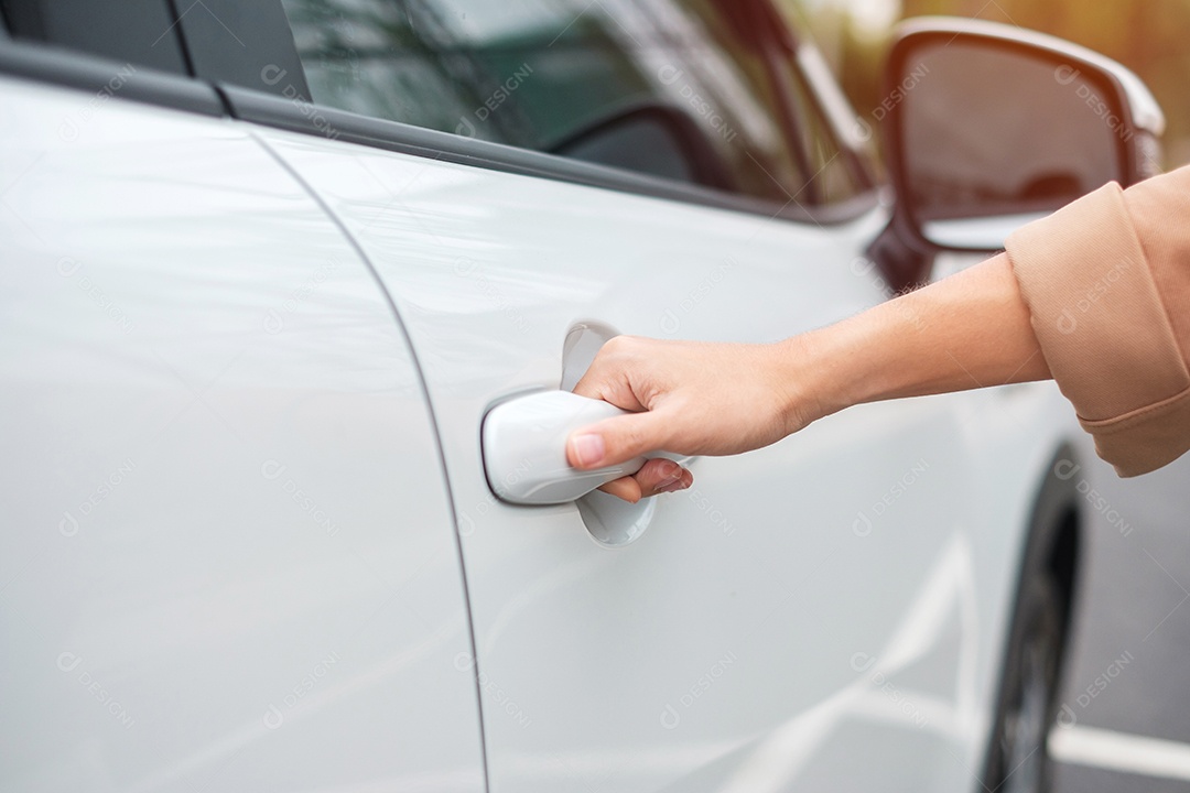 Mão segurando a alça do carro inteligente e abrindo uma porta. Conceito de transporte, viagens, serviço e aluguel de carros