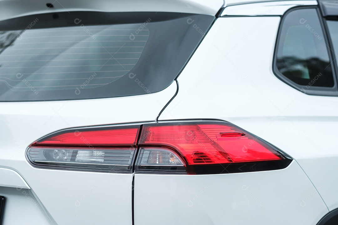 Parte de vista traseira do carro branco com luz