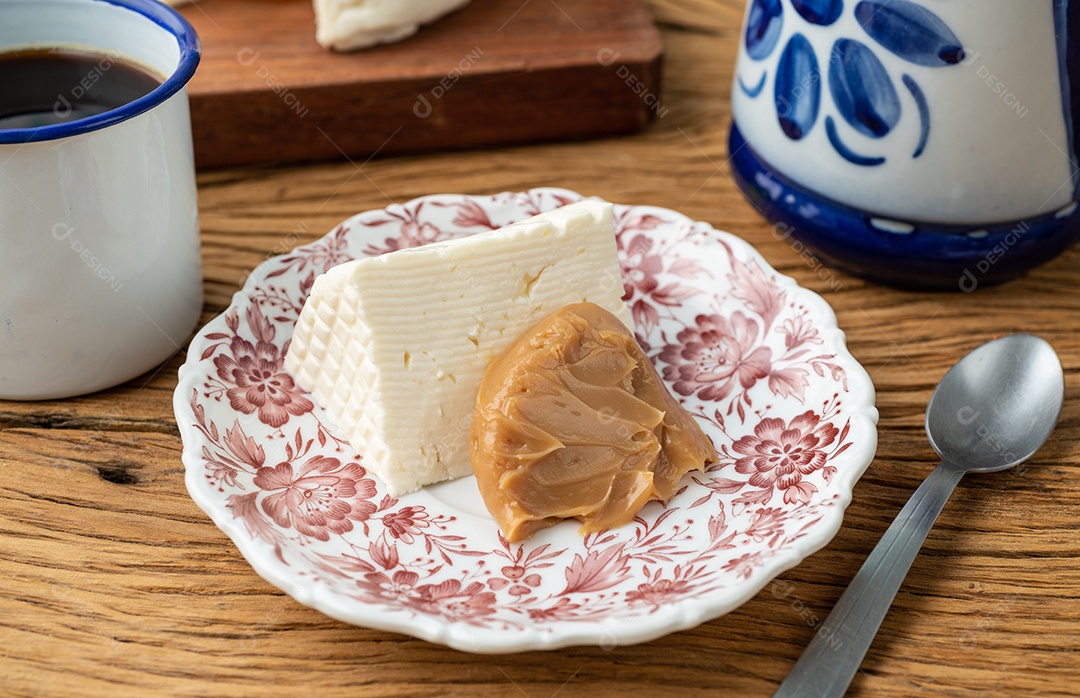 Queijo branco fresco artesanal com doce de leite, sobremesa típica do país.