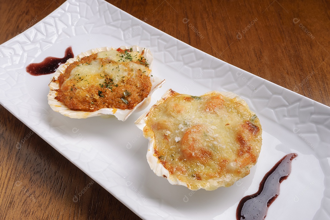 Caranguejo e camarão servidos na casca, também conhecido como Casquinha ou casquinha de caranguejo. frutos do mar brasileiros.