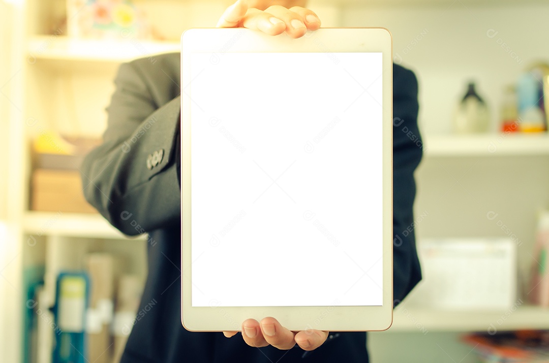 Empresário segurando um tablet de tela de toque branco em branco. Usado para colocar texto ou informações para anunciar notícias ou vender produtos online. conceito de negócio de marketing