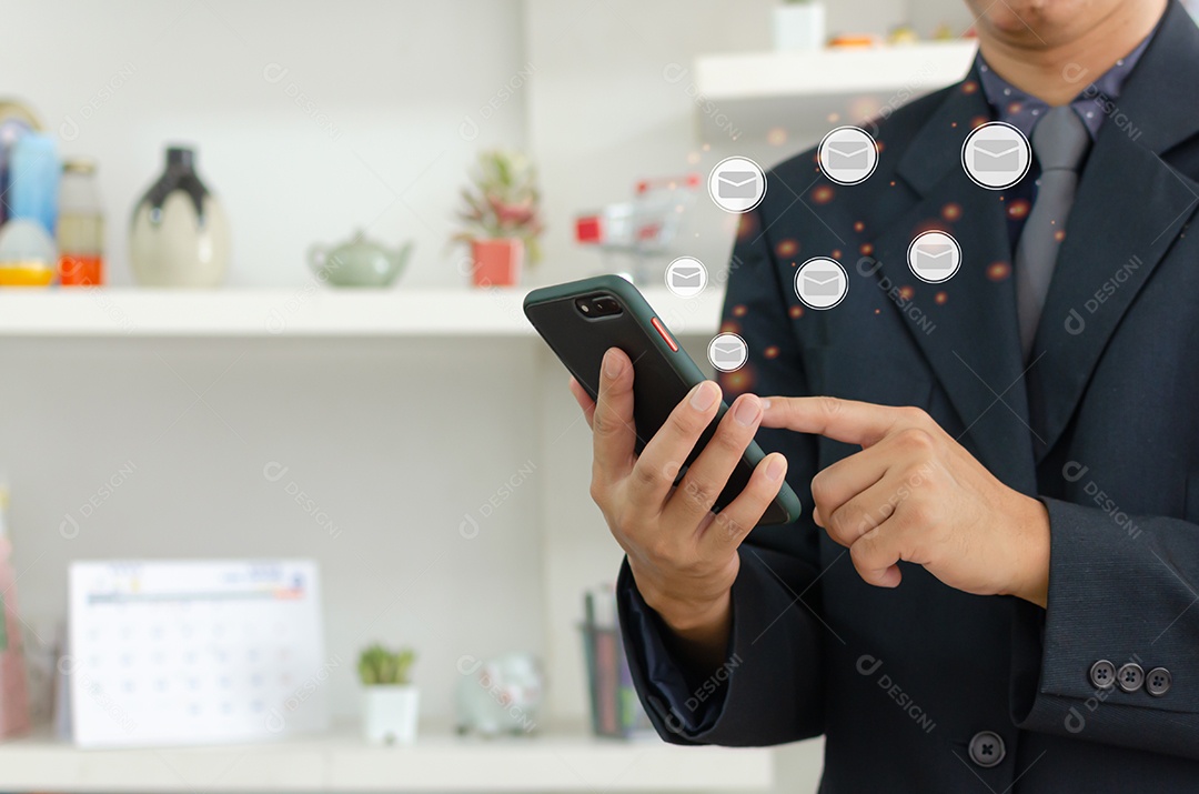 Empresário segurando o celular e verificando e-mail online. smartphone de comunicação empresarial em um conceito de tecnologia de interface virtual