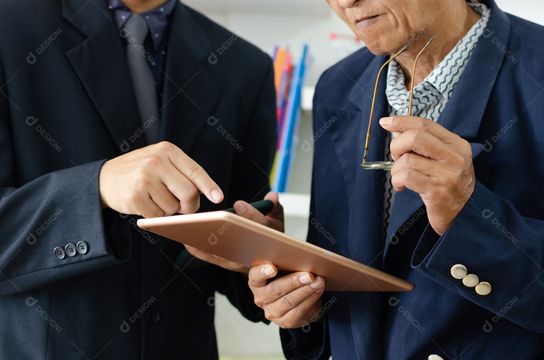 Empresário usa telefones celulares e tablets para comunicação empresarial ou marketing online.