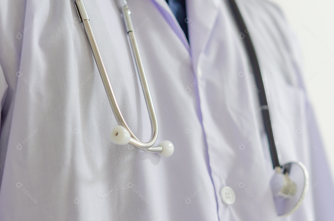 Closeup onde o estetoscópio do paciente está no pescoço do médico.