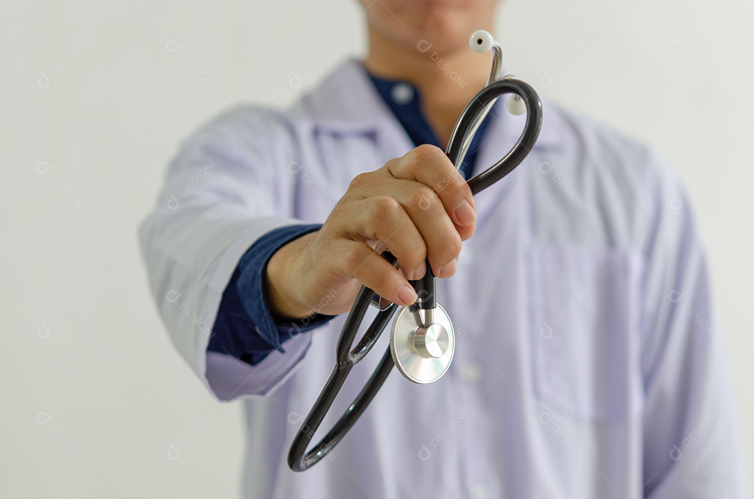 close-up da mão do médico segurando um estetoscópio médico