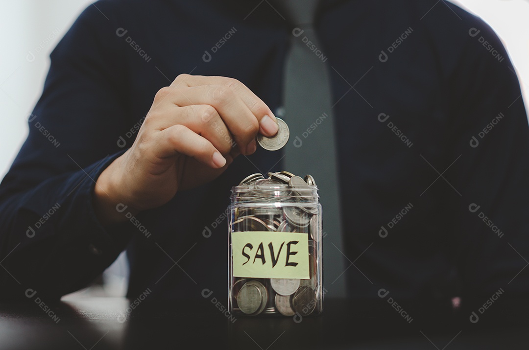 Conceito de negócios financeiros, coleta de dinheiro para aposentadoria ou investimento ou compartilhamento de despesas. Largue o banco de dinheiro.