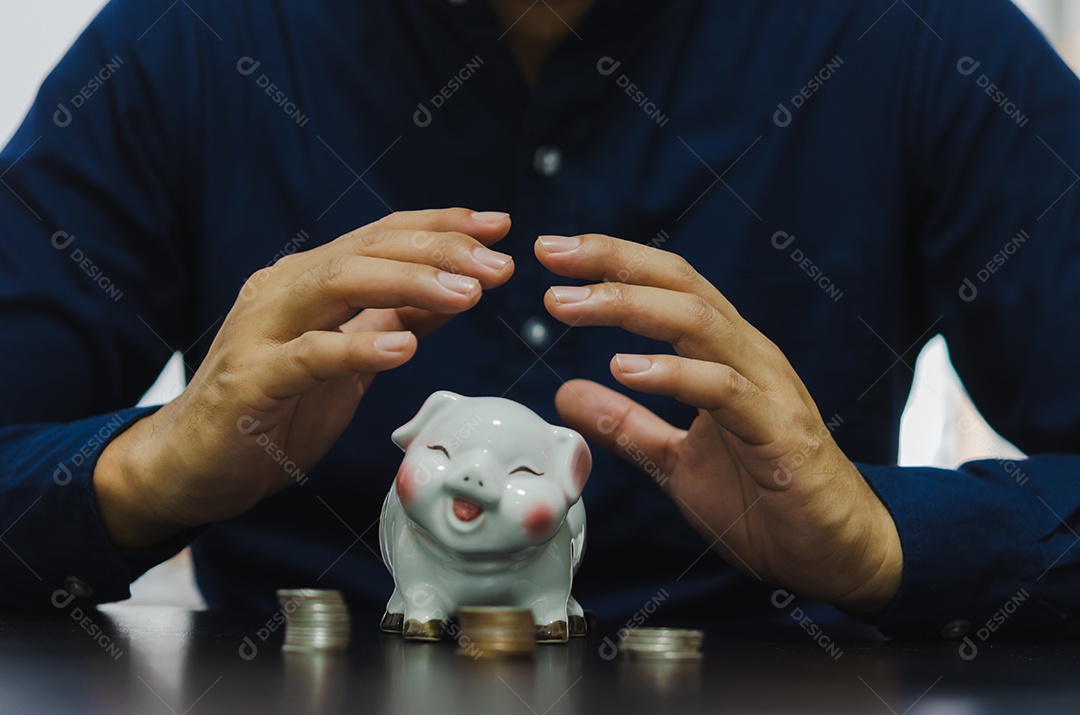 Conceito de negócios financeiros, coleta de dinheiro para aposentadoria ou investimento ou compartilhamento de despesas. Largue um cofrinho.