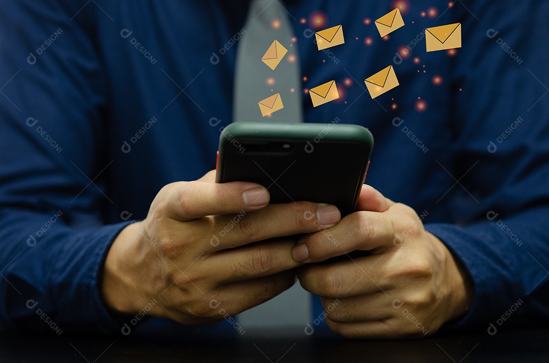 Close-up de um homem segurando um telefone celular e um ícone de mensagem de e-mail. Negócios de marketing enviando informações para clientes ou hackeando transações online. Tecnologia de conceito de negócios.