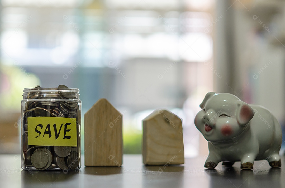 Conceito de negócios de investimento e finanças. Economizando dinheiro para investir ou comprar imóveis na aposentadoria