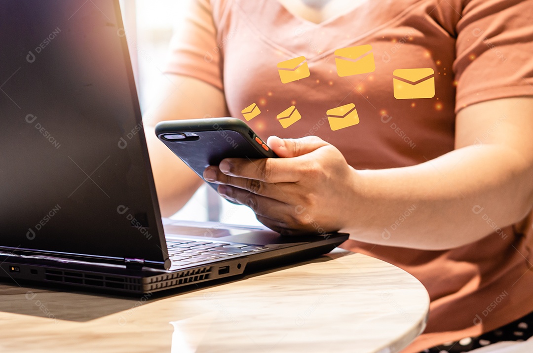 Mulher de close-up segurando um telefone celular uma mensagem de e-mail de ícone. Negócios de marketing enviando informações para clientes ou hackeando transações online. Tecnologia de conceito de negócios.