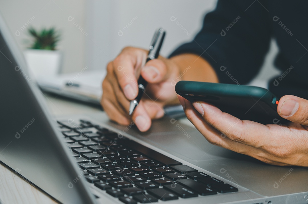 Feche o empresário de mão segurando o smartphone e use os dados de pesquisa do laptop do computador, on-line, compras.