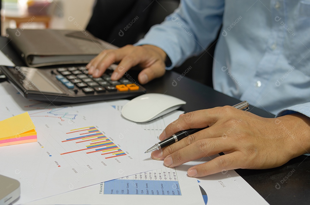 Empresário segurando caneta para examinar documentos de negócios, financeiros, fiscais, análise de orçamento e marketing.