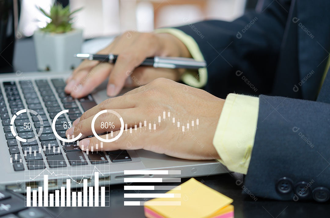 Empresário digitando no laptop para planejar a estratégia de negócios Mercado de câmbio financeiro e análise de investimentos para futuros conceitos de tecnologia.