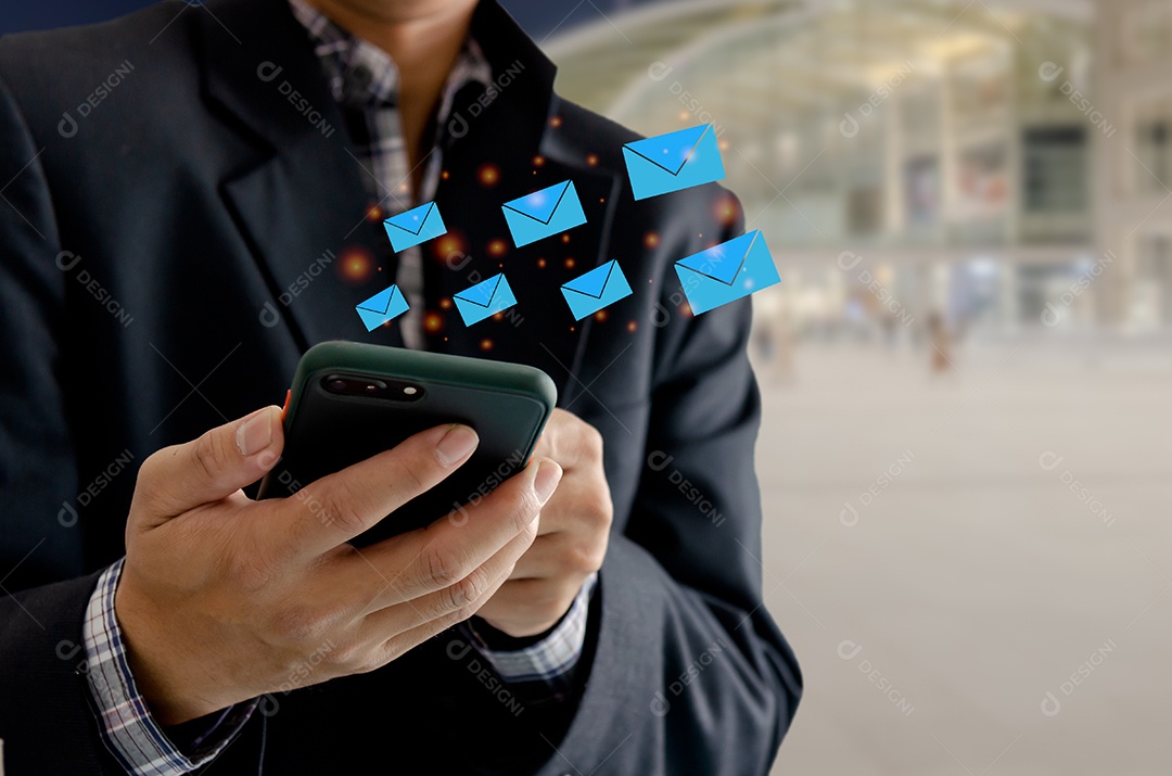 Homem de close-up segurando um telefone celular uma mensagem de e-mail de ícone. Negócios de marketing enviando informações para clientes ou hackeando transações online. Tecnologia de conceito de negócios.