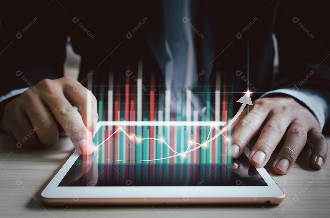 Estratégia de negócios Finanças e marketing digital. Empresário usando tablet para analisar dados de vendas e gráfico de crescimento econômico.