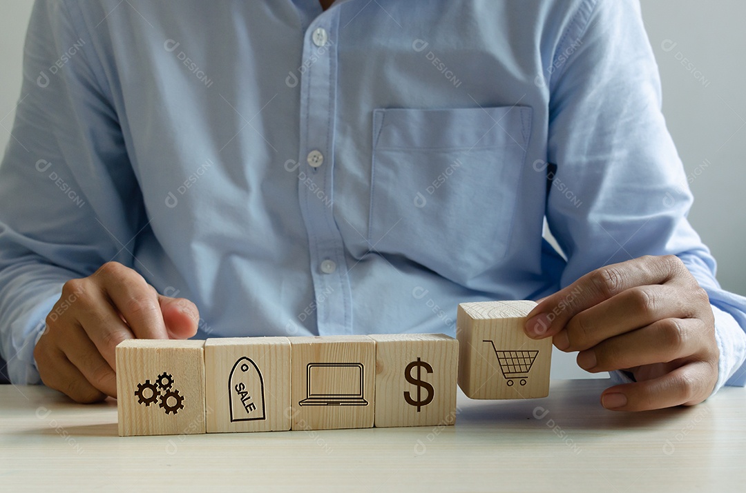 Mão de homem segurando o cubo na mesa conceito de negócio de ícone de marketing de compras online